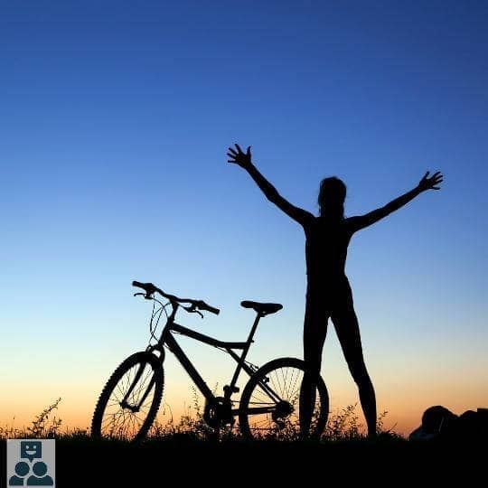 Vrouw met fiets bij een zonsondergang - gezonde leefstijl - Ik Wil Therapie